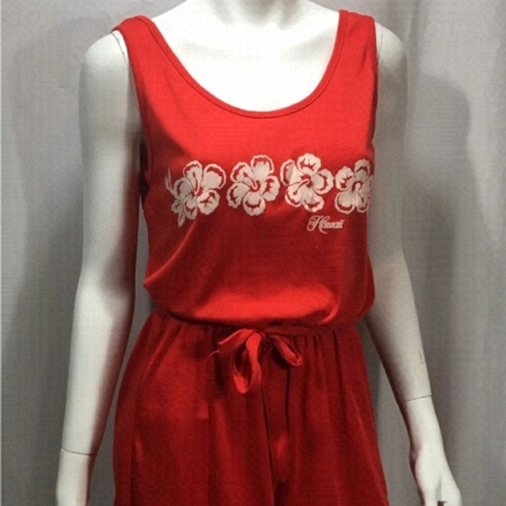 ROMPER. Medium Shorts. Tank top. Hawaiian flavor. Hawaiian flavor. Sleeveless.
